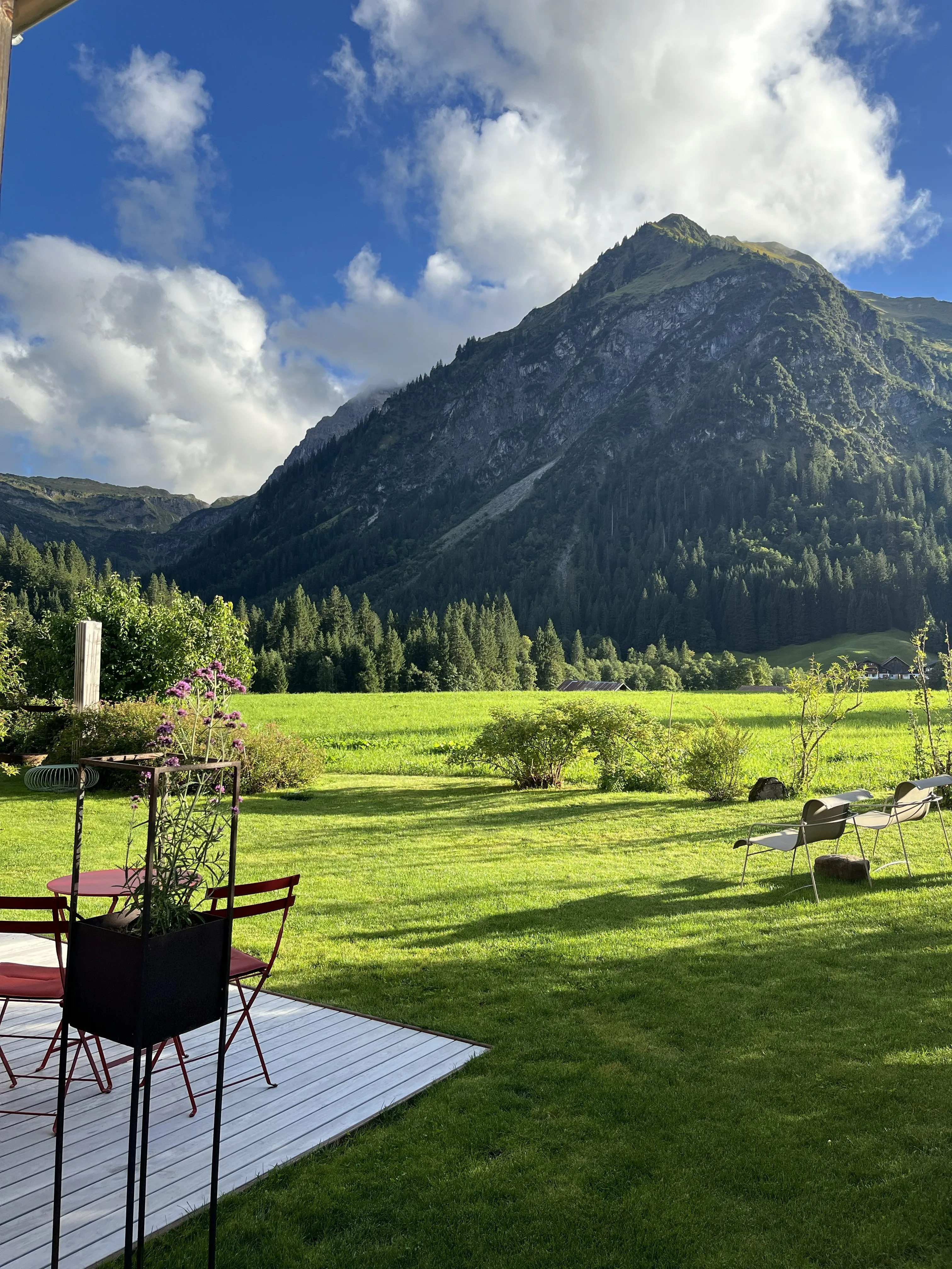 Garten der Ferienwohnung HEIMET mit Bergblick